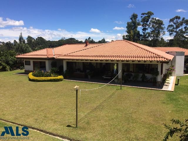 Casa campestre en exclusiva parcelación cerrada en una excelente ubicación. el-carmen - v quirama