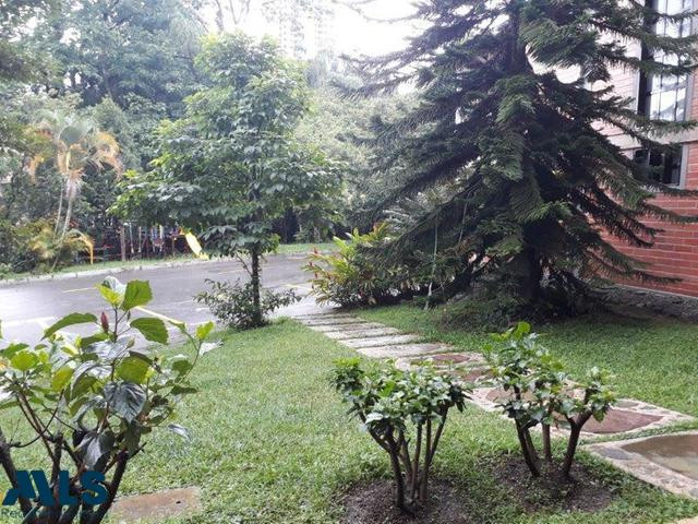 AMPLIOS ESPACIOS, DOBLE ALTURA, MUY ILUMINADA sabaneta - la doctora