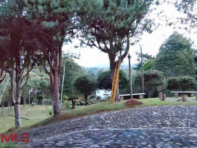 Lote con casa campestre para disfrutar en familia envigado - alto de las palmas