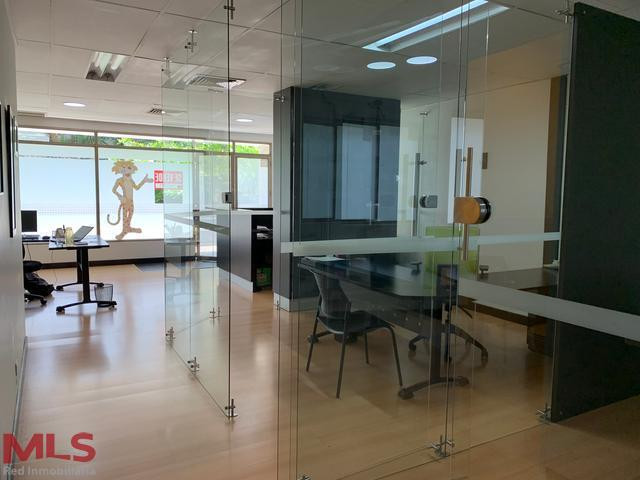 Oficina Excelente Ubicación - Poblado medellin - patio bonito