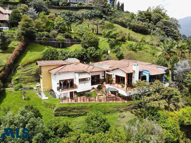 HERMOSA CASA CON UNA VISTA ESPECTACULAR A LA CIUDAD envigado - loma del escobero