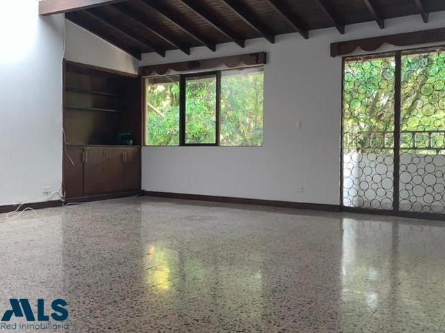 Esquinera, iluminada, tambien para oficinas medellin - simon bolivar