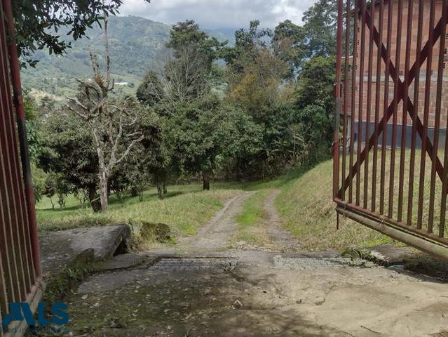 Ubicación cercana a la vía principal amaga - camilo c