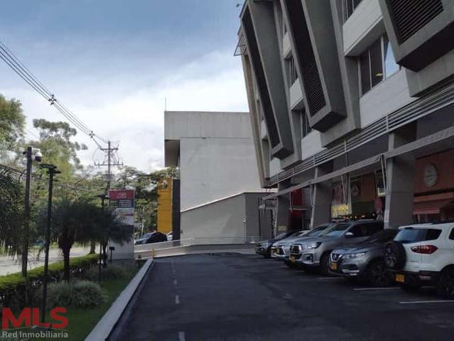 Iluminada, en via principal , sector comercial envigado - las vegas