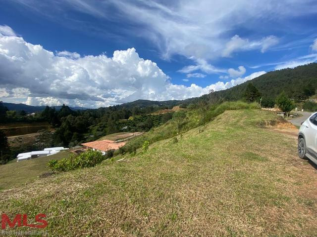 VENDO LOTE CON VISTA DE 360 GRADOS. guarne - v la clarita