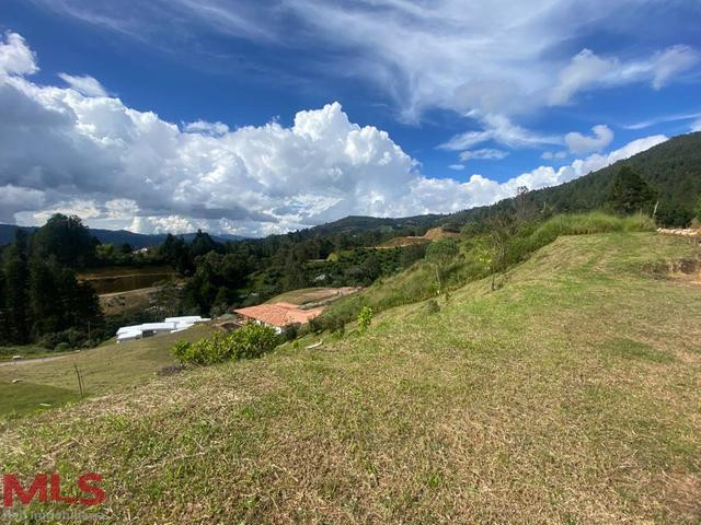 VENDO LOTE CON VISTA DE 360 GRADOS. guarne - v la clarita