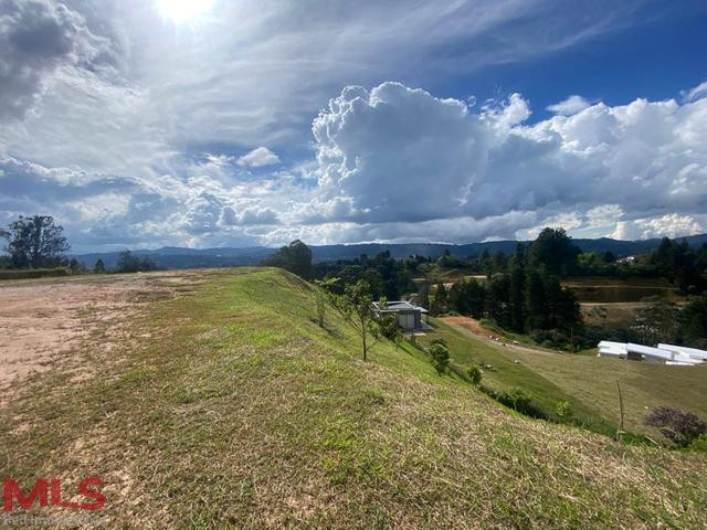 VENDO LOTE CON VISTA DE 360 GRADOS. guarne - v la clarita