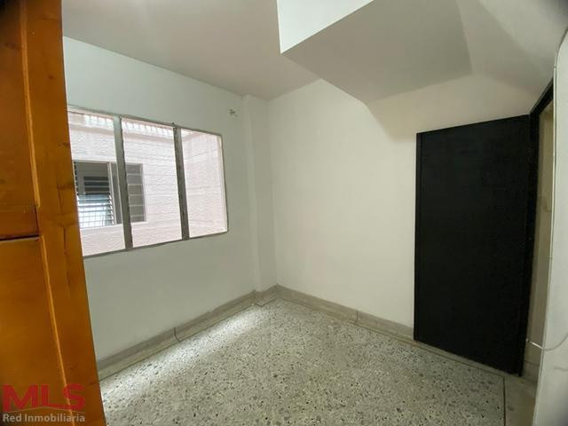 Casa en venta primer piso en San Antonio prado con Local o parqueadero independiente itagui - san antonio
