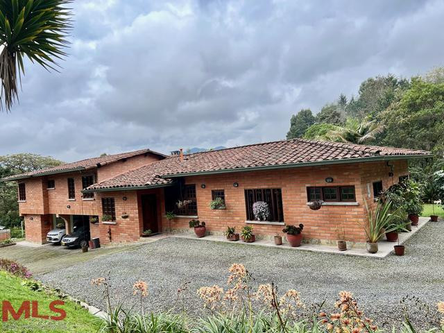 Hermosa casa Campestre en parcelación cerrada envigado - alto de las palmas