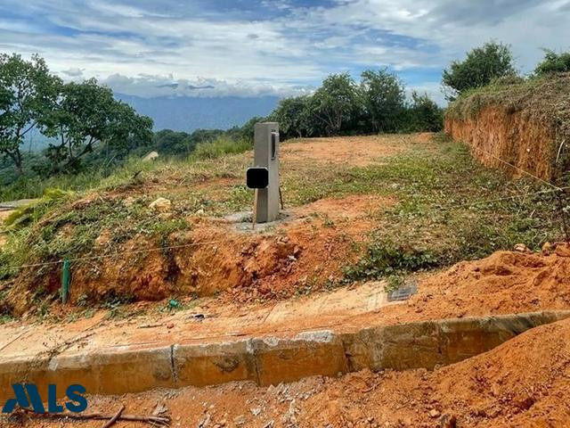 Lote con acometidas para agua, gas, electricidad. sopetran - llano de montana