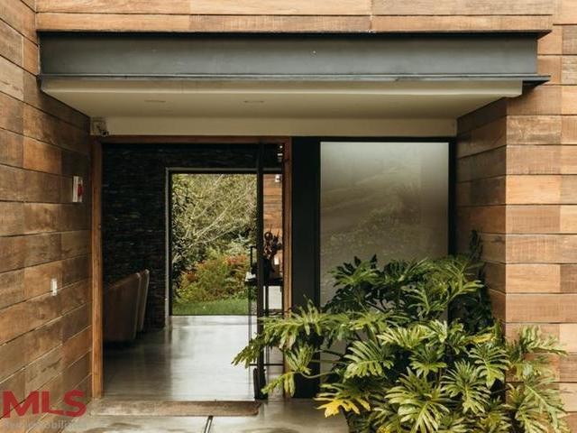Espectacular casa con diseño vanguardista en medio de una reserva natural hermosisima envigado - v pantanillo envigado