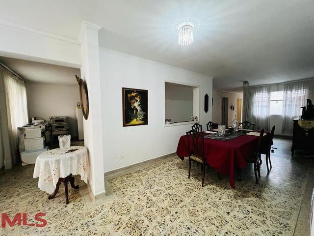 Venta de casa en segundo piso para remodelar área de 191.50 m2. Ideal Airbnb medellin - conquistadores