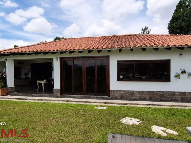 Casa muy amplia con acabados tradicionales . guarne - sector aeropuerto