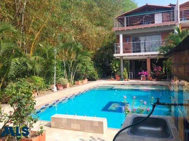 HERMOSA CASA CON PISCINA EN UNIDAD CERRADA santa-fe-de-antioquia - buga