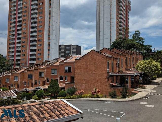 LINDA Y COMODA CASA EN LA PILARICA DE TRES NIVELES medellin - la pilarica