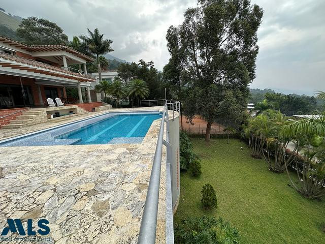 CASA CON VISTA A LA CIUDAD medellin - las palmas