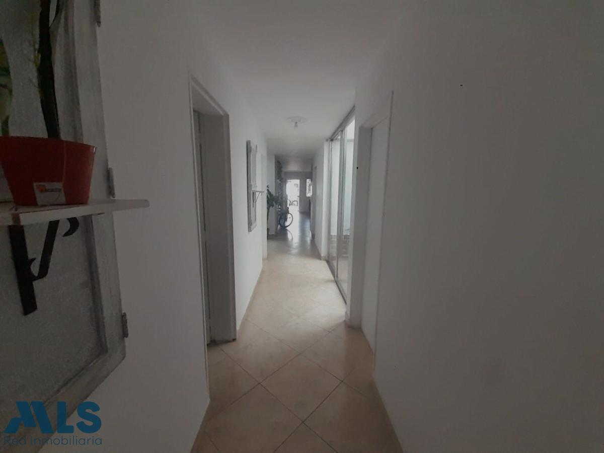 En venta casa bien ubicada en santa monica medellin - santa monica