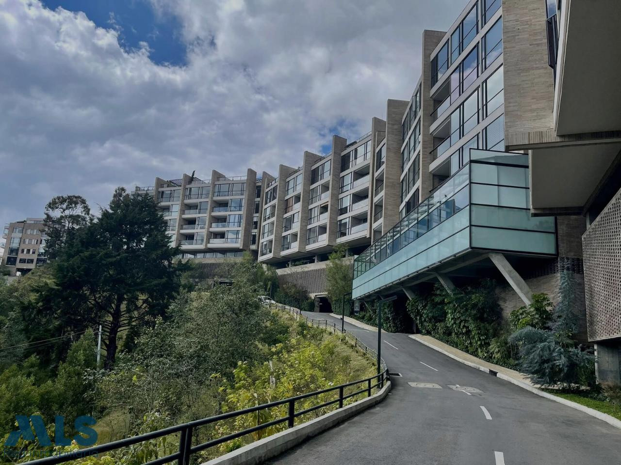 VENTA DE APARTAMENTO EN SWISS LIVING SUITS AMOBLADO envigado - alto de las palmas