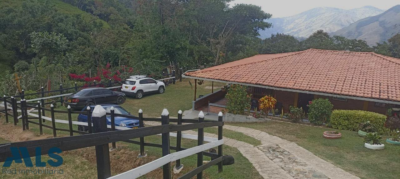 Finca cómoda e iluminada titiribi - la albania