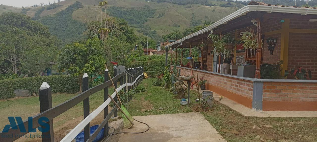 Finca cómoda e iluminada titiribi - la albania