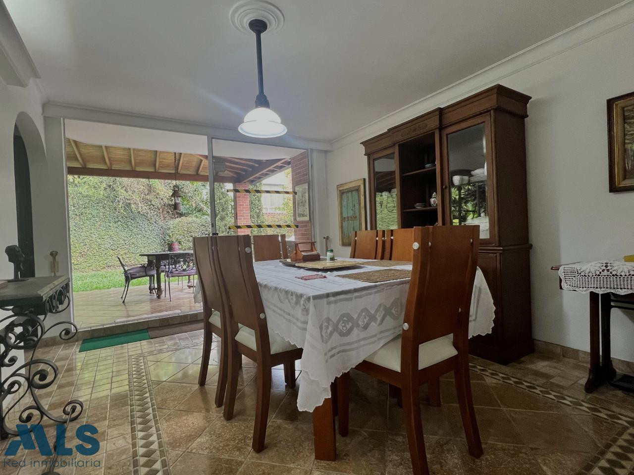 Casa con Jardín en Benedictinos! envigado - loma de benedictinos