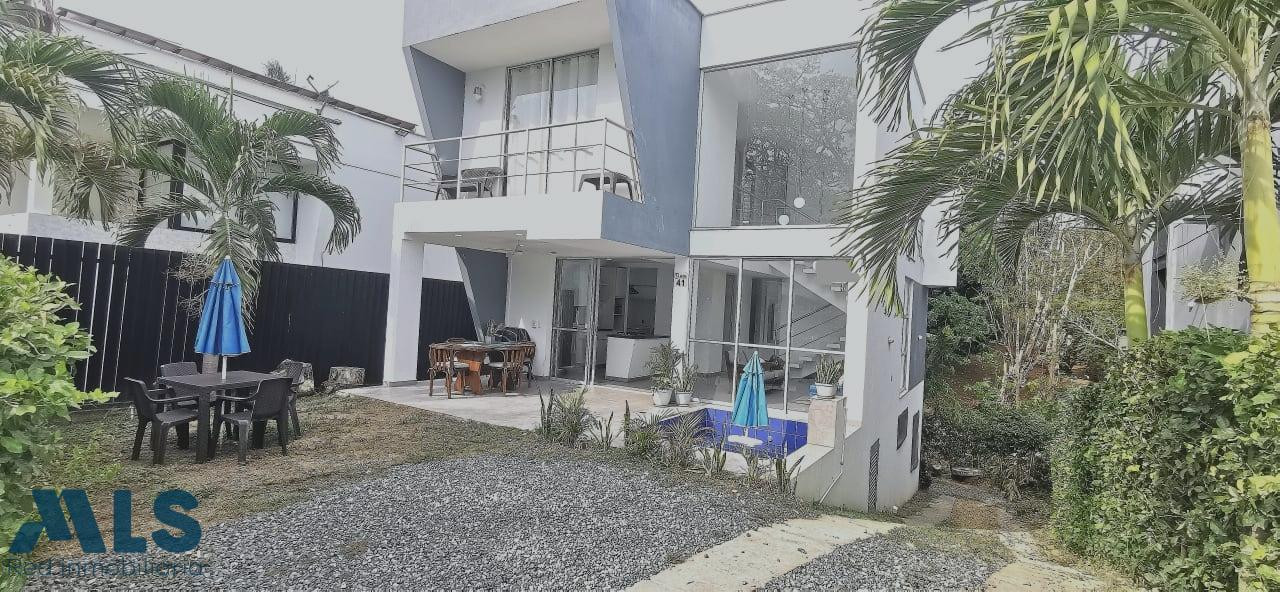 HERMOSA CASA CON MUY BUENOS ESPACIOS UNIDAD CERRADA santa-fe-de-antioquia - sector milla de oro