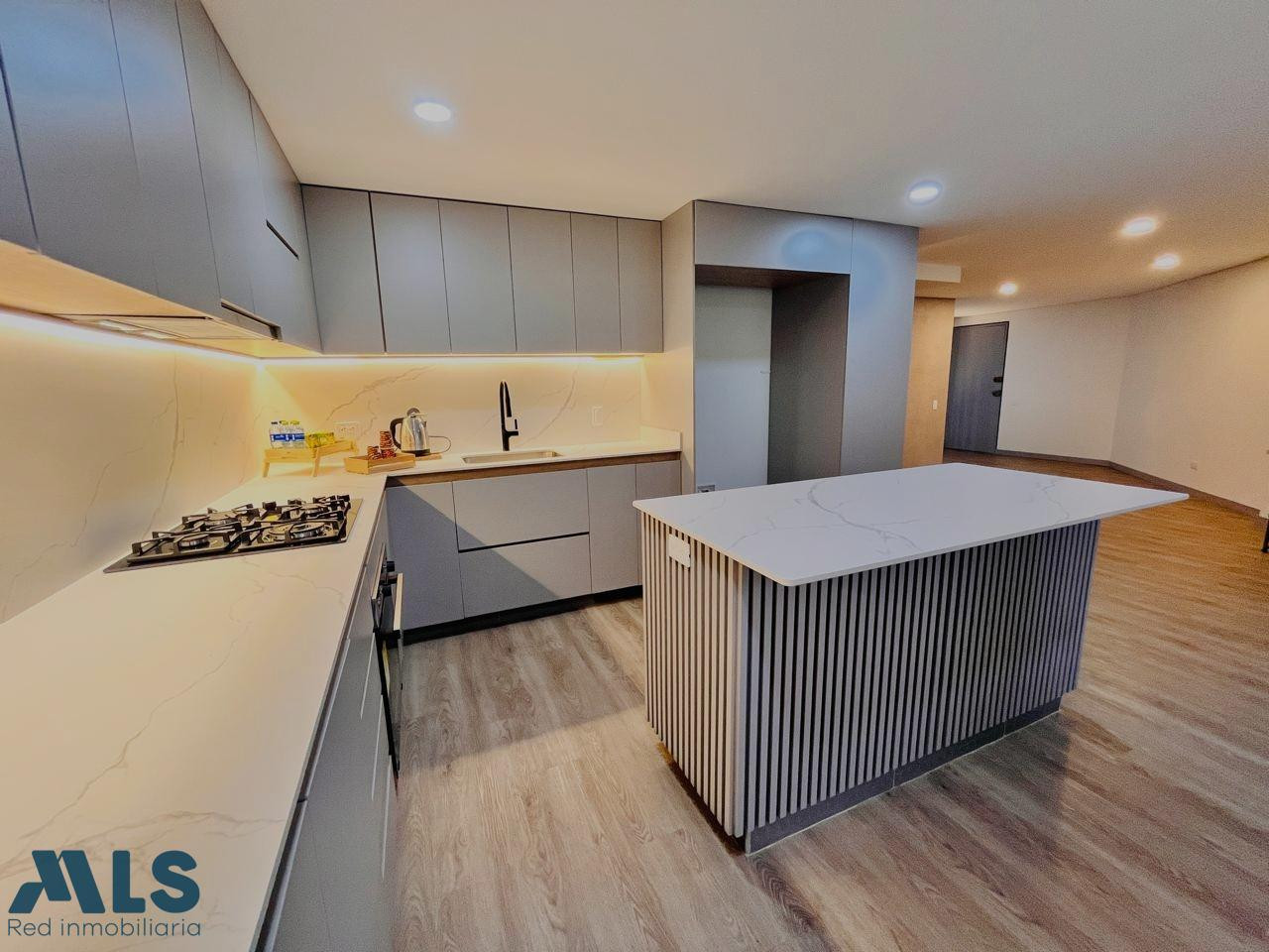 Apartamento totalmente remodelado en excelente ubicación envigado - zuniga