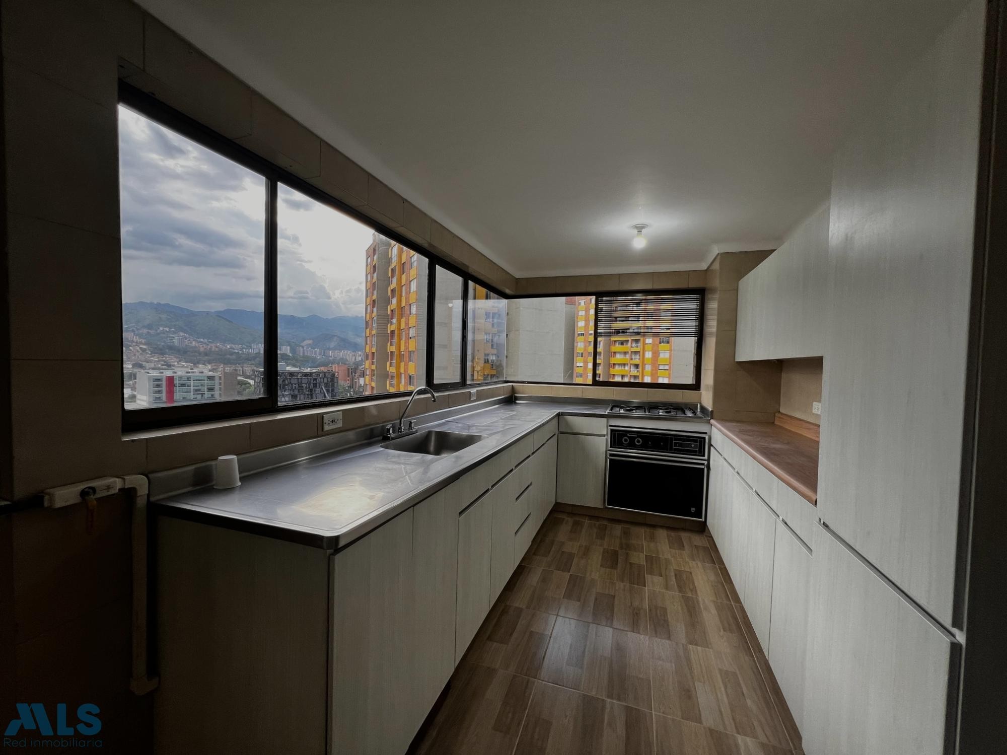 VENTA DE AMPLIO APARTAMENTO, EN EL POBLADO. medellin - el poblado