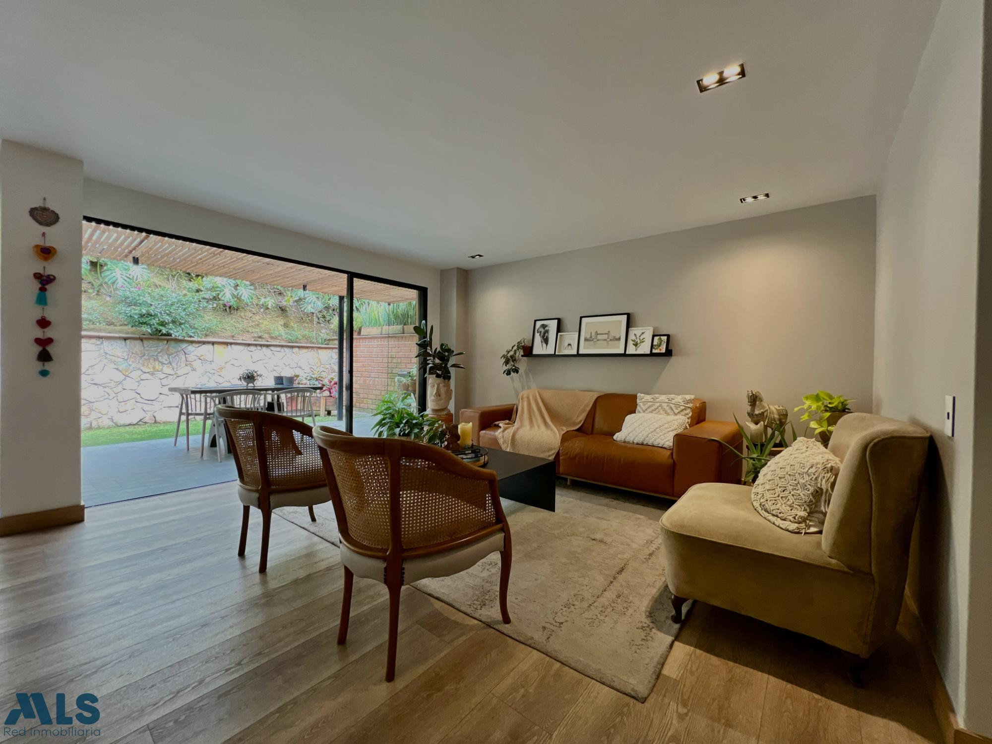 Hermosa casa Remodelada en el Esmeraldal envigado - loma el atravesado