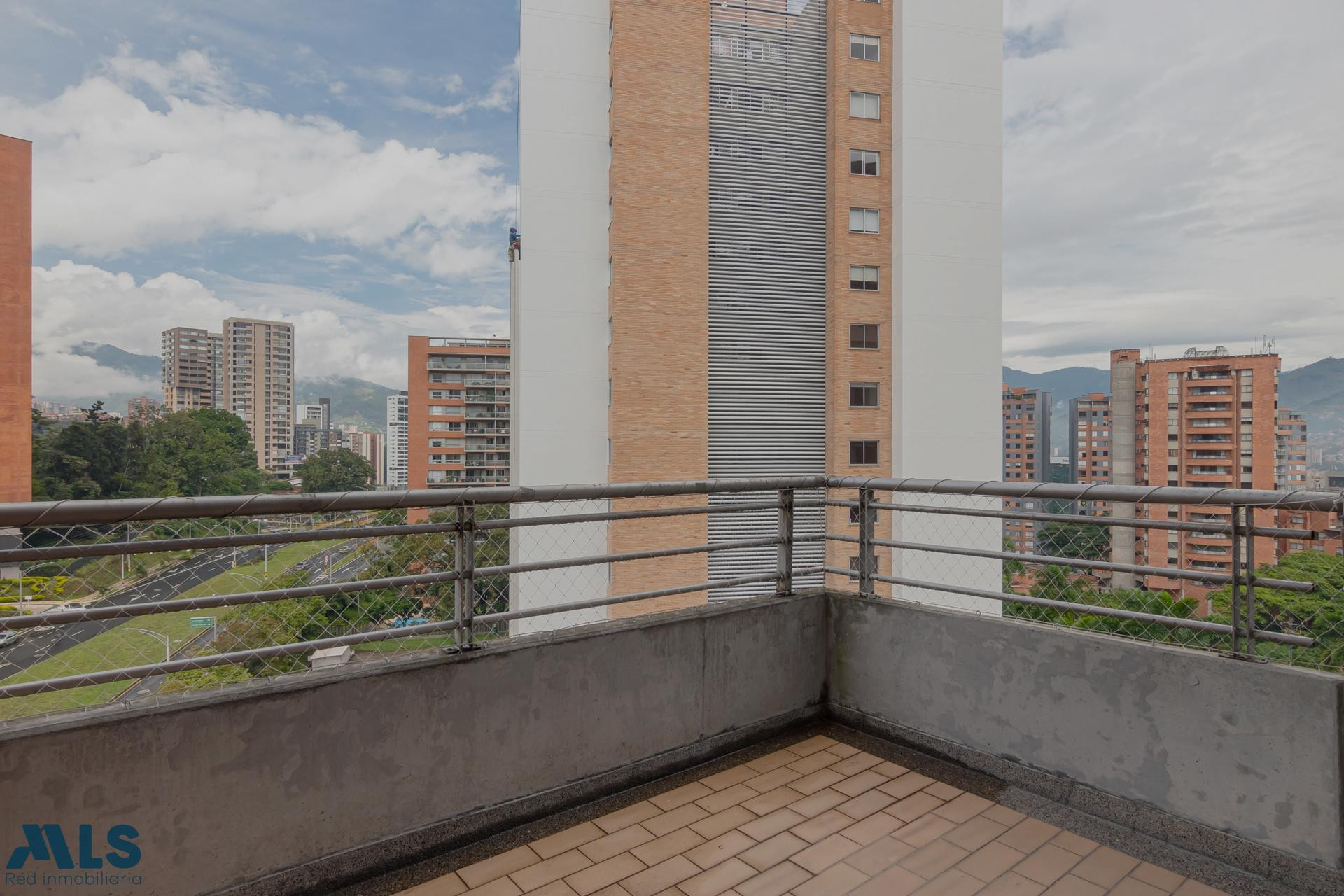 Apartamento Duplex a dos cuadras del CC Santa Fe. medellin - los balsos no 1