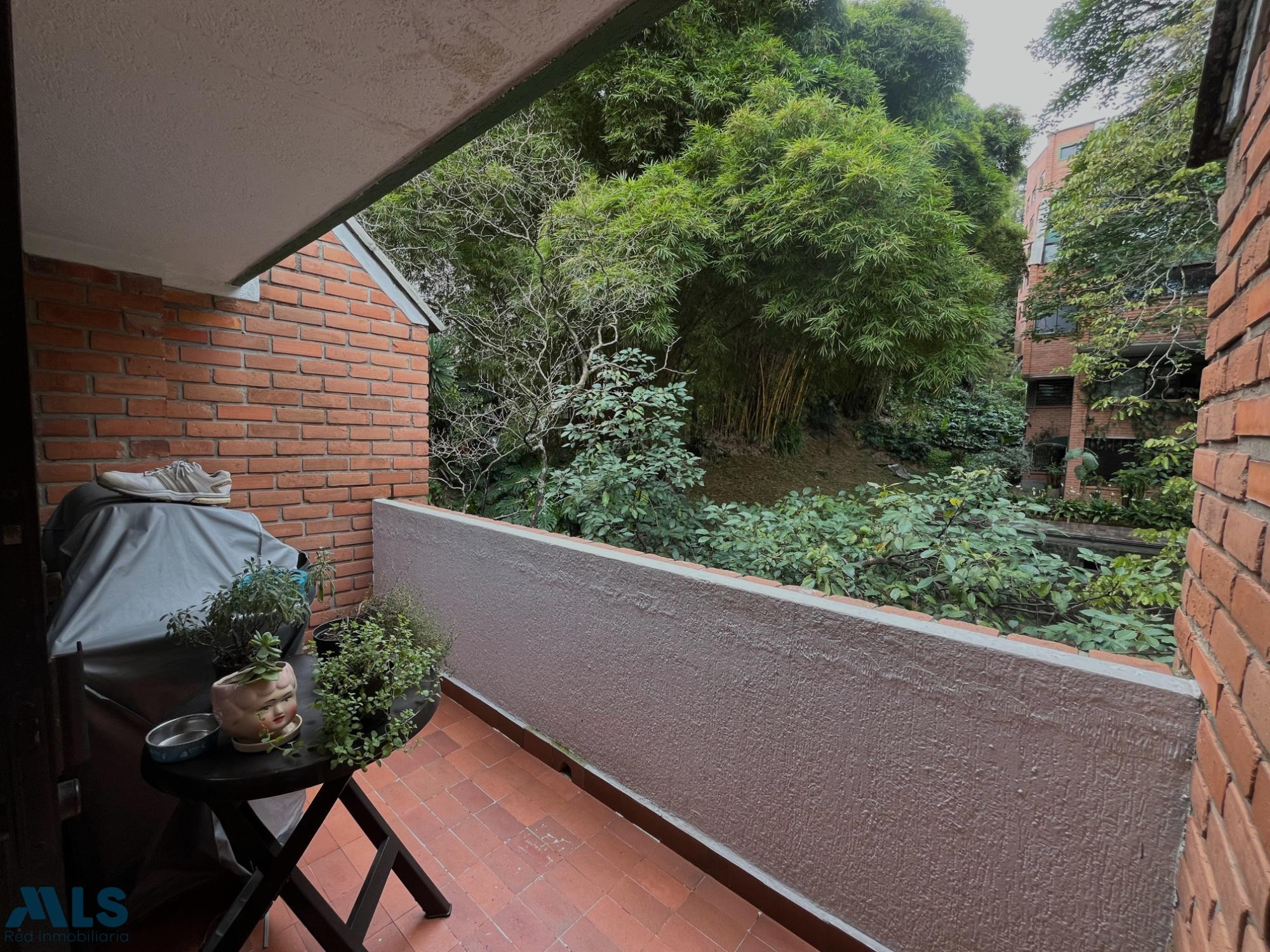 Apartamento con áreas increíbles para remodelar medellin - el tesoro