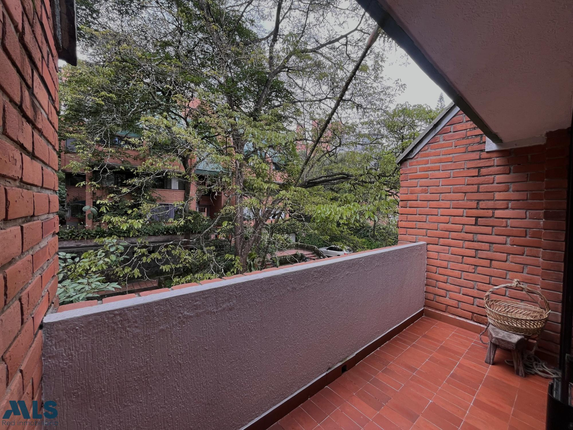 Apartamento con áreas increíbles para remodelar medellin - el tesoro