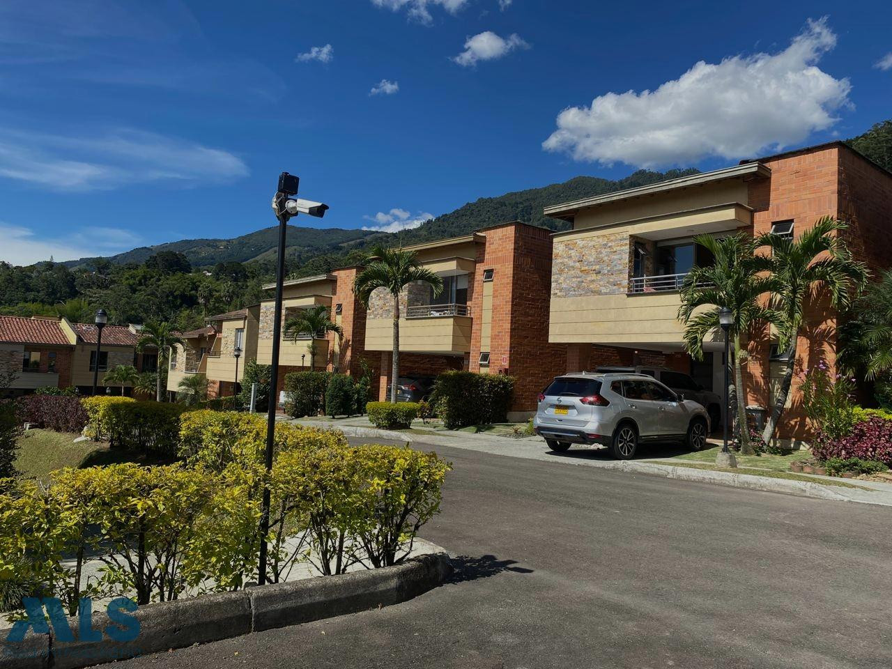 Venta de casa de 2 niveles en unidad cerrada Envigado envigado - loma el atravesado