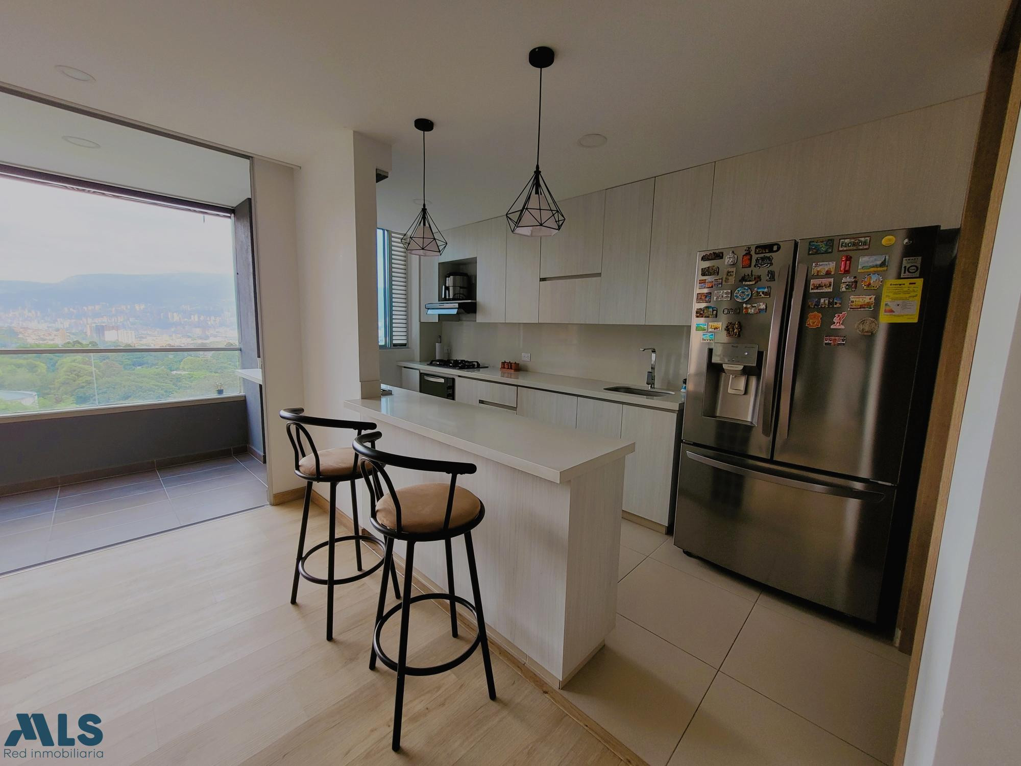 Hermoso apartamento con amplios espacios y vista panorámica itagui - suramerica