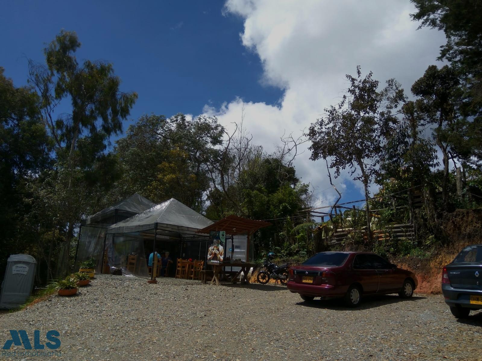 Por su topografía el terreno permite tener vivienda en la parte interna y local ext santa-elena - rural