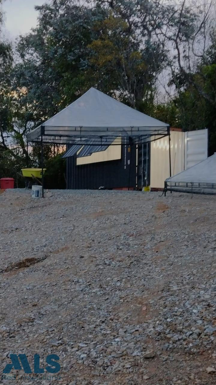 Por su topografía el terreno permite tener vivienda en la parte interna y local ext santa-elena - rural