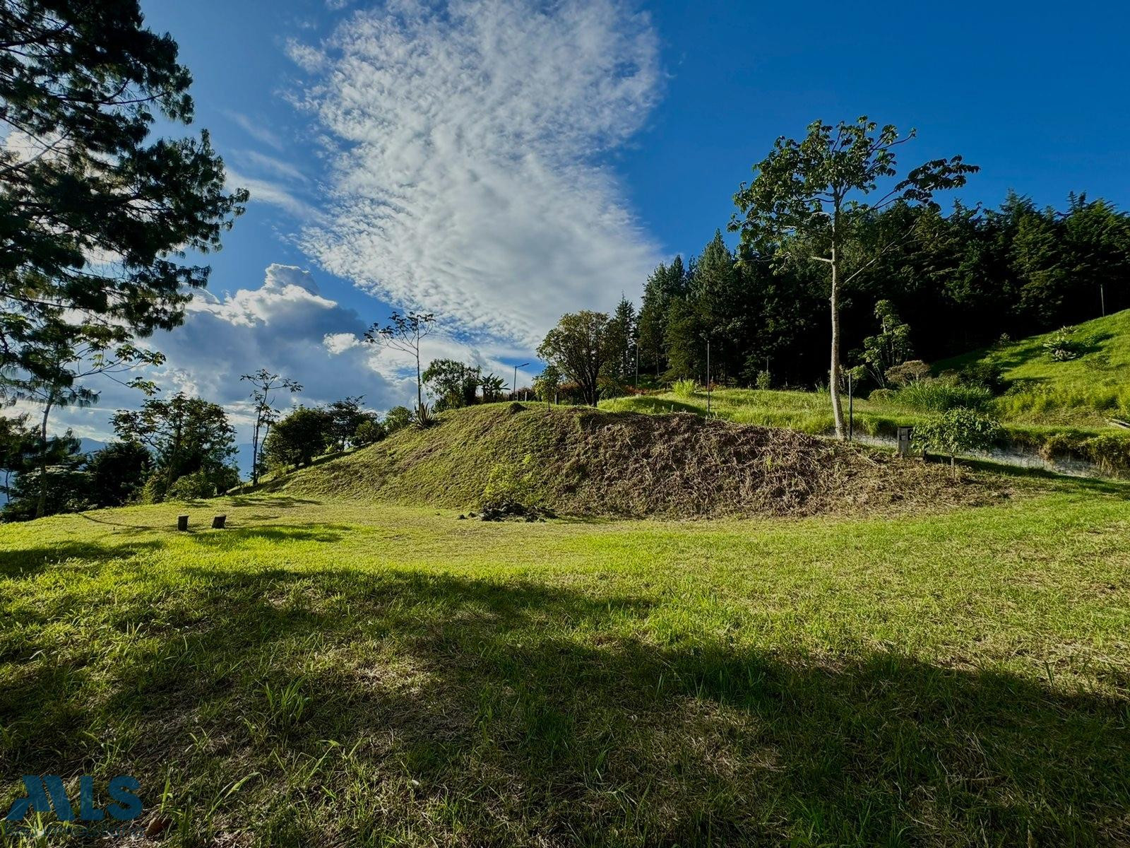 Lote en envigado de 1600m2 a 10 minutos de cityplaza envigado - loma del escobero