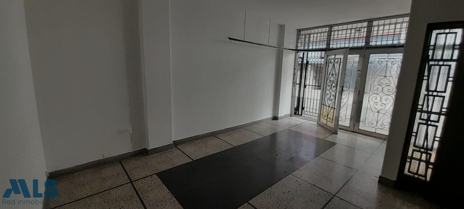 apartamento primer piso con garaje vía principal medellin - la candelaria