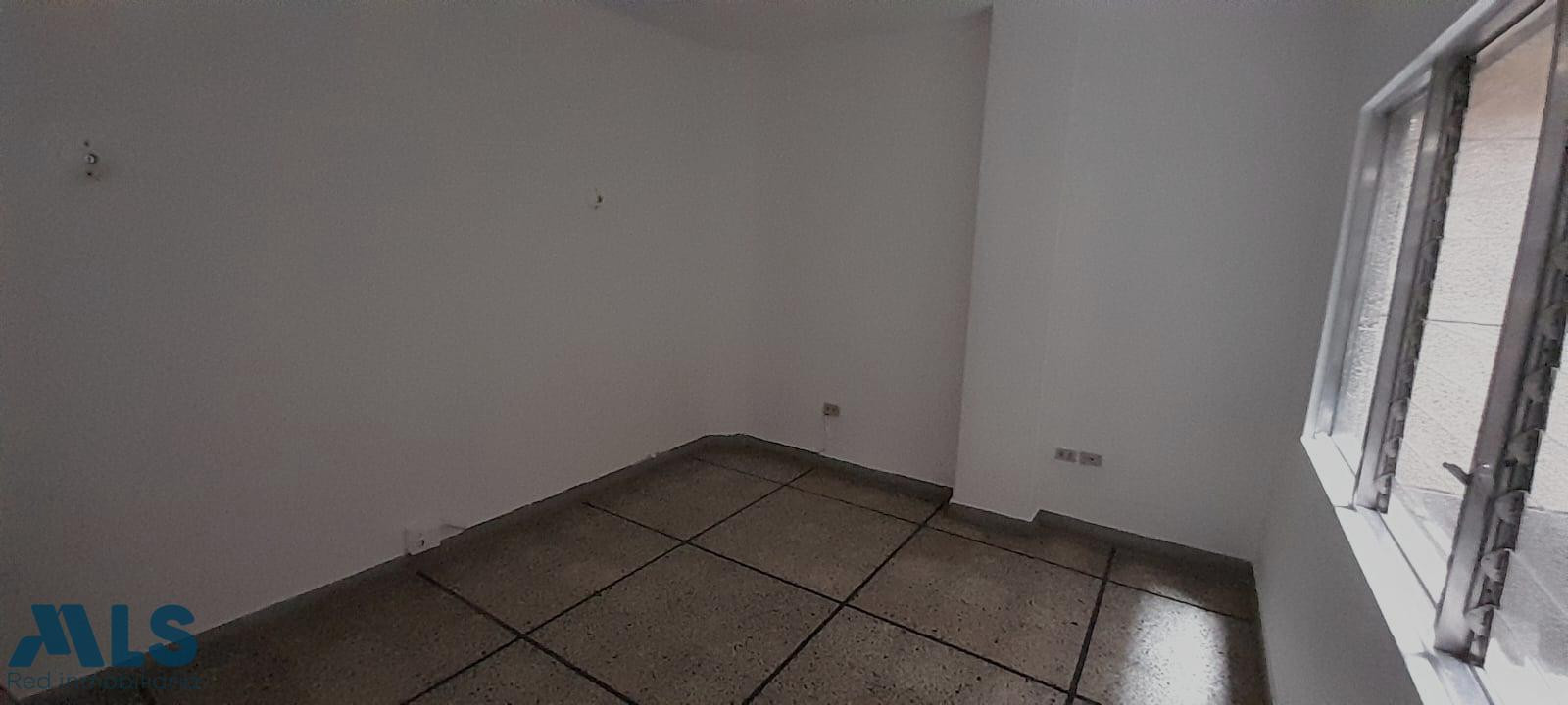 apartamento primer piso con garaje vía principal medellin - la candelaria