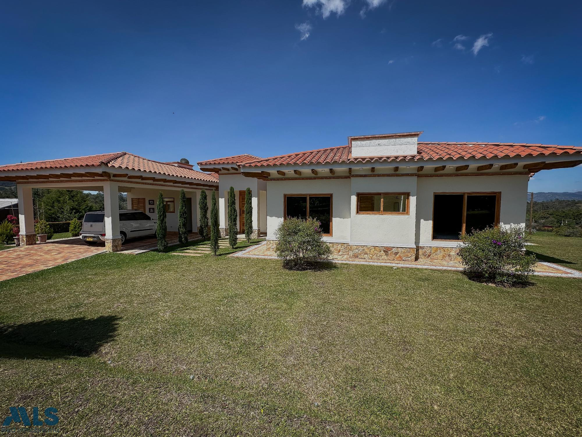 Casa colonial en parcelación el-carmen - corredor san anonio la ceja