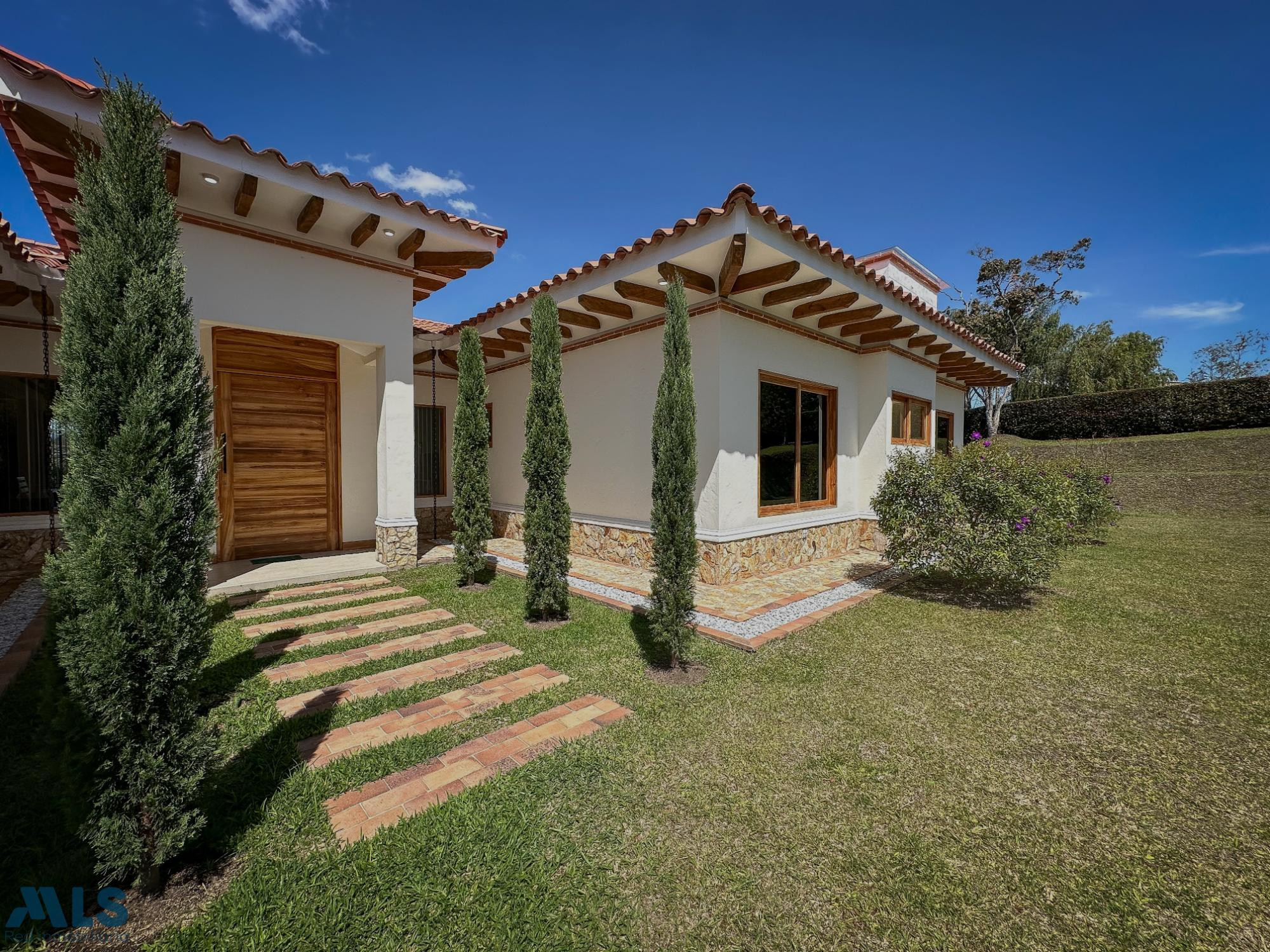 Casa colonial en parcelación el-carmen - corredor san anonio la ceja