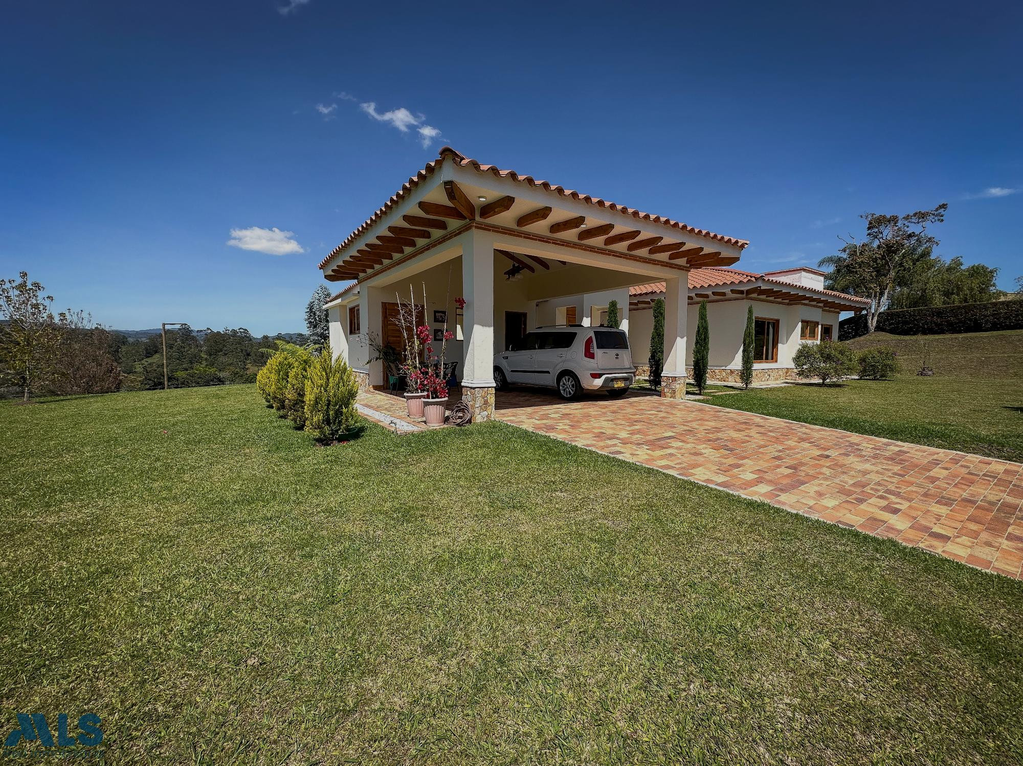 Casa colonial en parcelación el-carmen - corredor san anonio la ceja