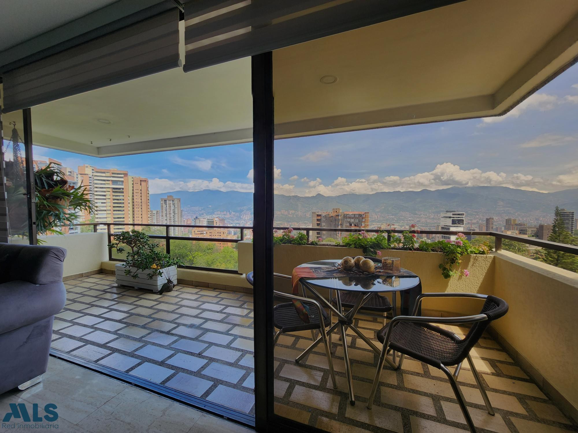 VENTA DE ESPECTACULAR PENTHOUSE 4 ALCOBAS Y SERVICIO, ESTUDIO, TERRAZAS Y JACUZZI medellin - la concha