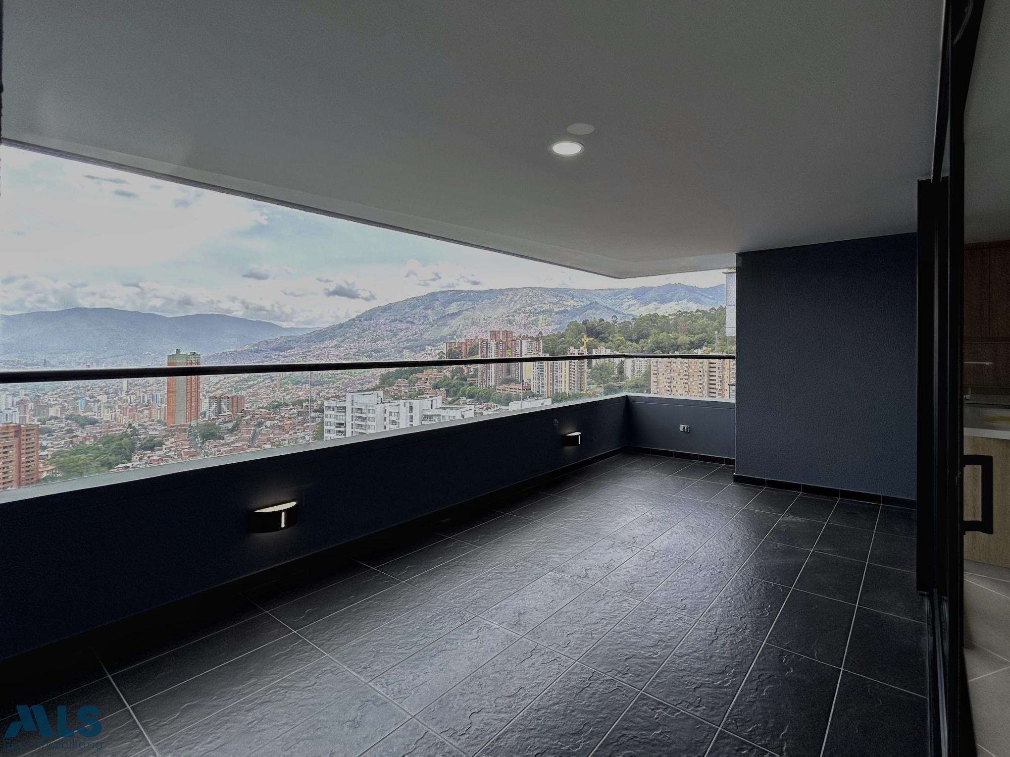 Apartamento con terraza en piso alto medellin - las palmas