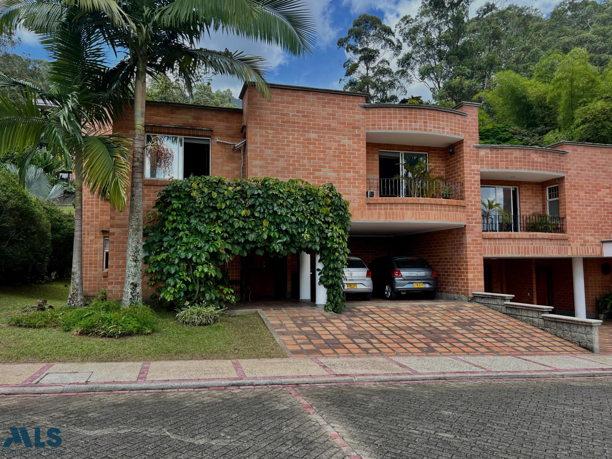 CASA CLASICA EN LA MEJOR UBICACIÓN DEL POBLADO medellin - la calera