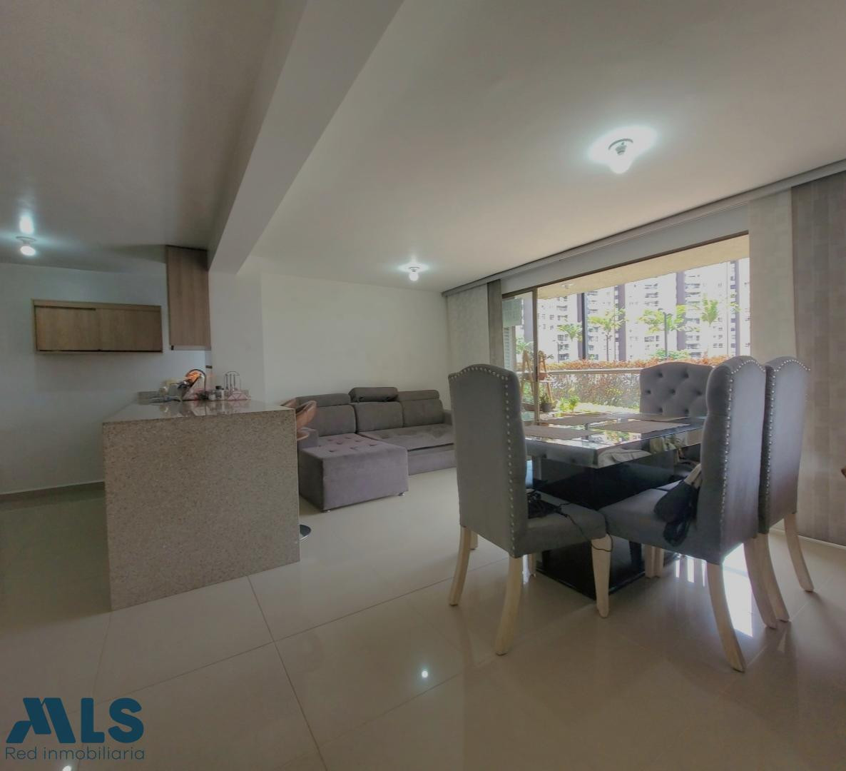 APARTAMENTO EN LOMA LOS BERNAL, ILUMINADO Y ESPACIOSO medellin - loma de los bernal