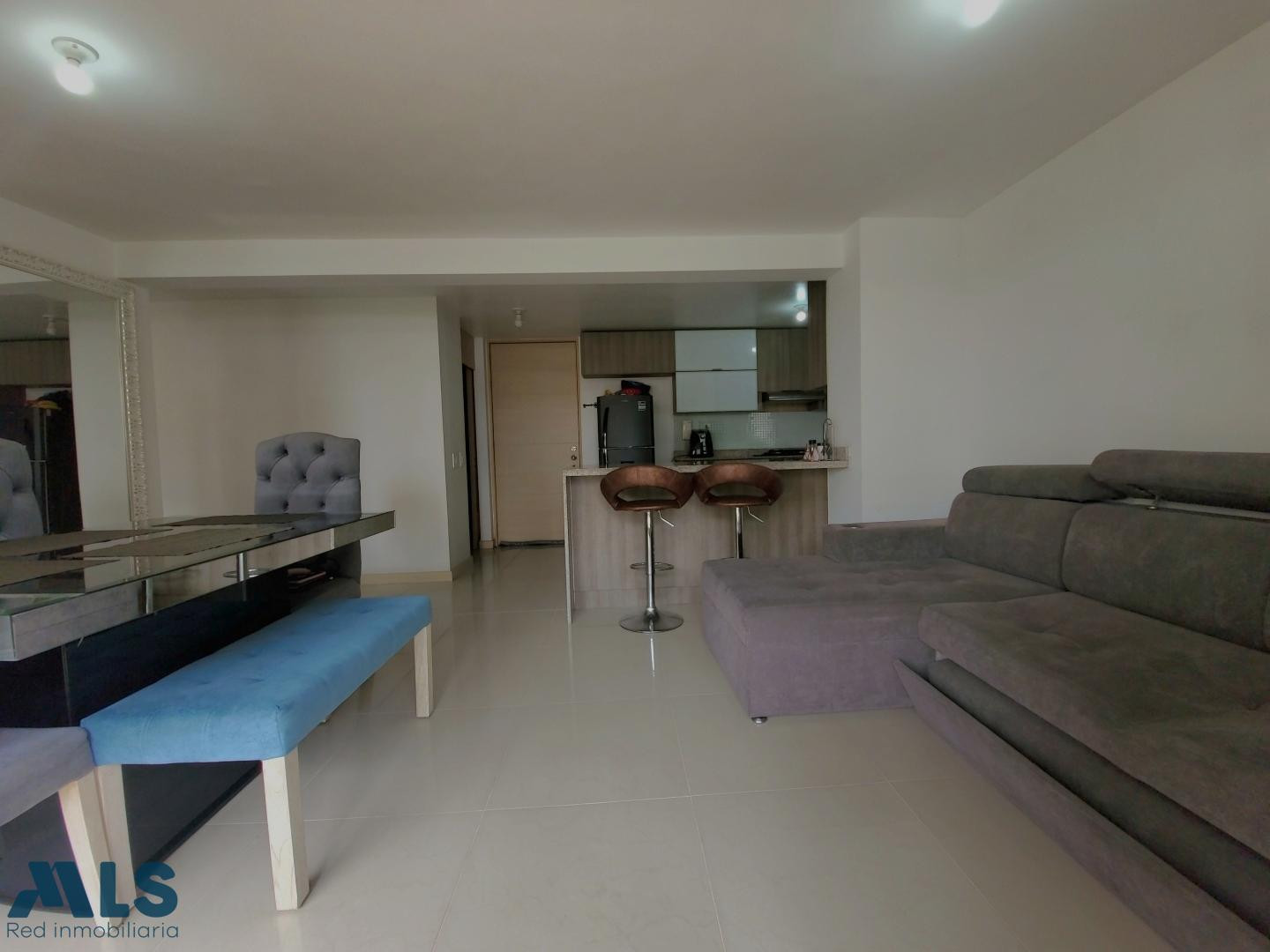 APARTAMENTO EN LOMA LOS BERNAL, ILUMINADO Y ESPACIOSO medellin - loma de los bernal