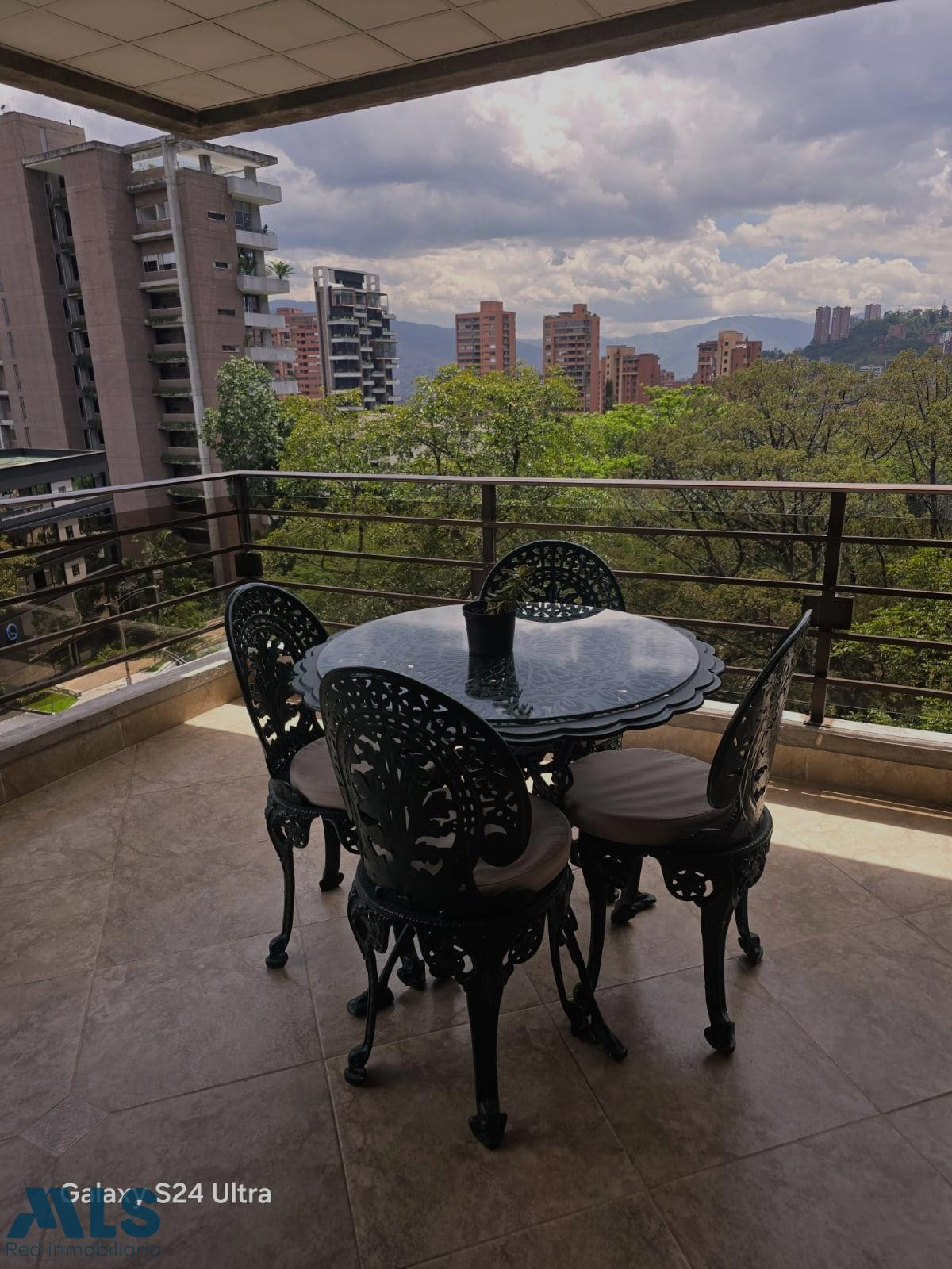 Hermoso apartamento parcialmente reformado, con generosos espacios y maravillosa luz medellin - alejandria