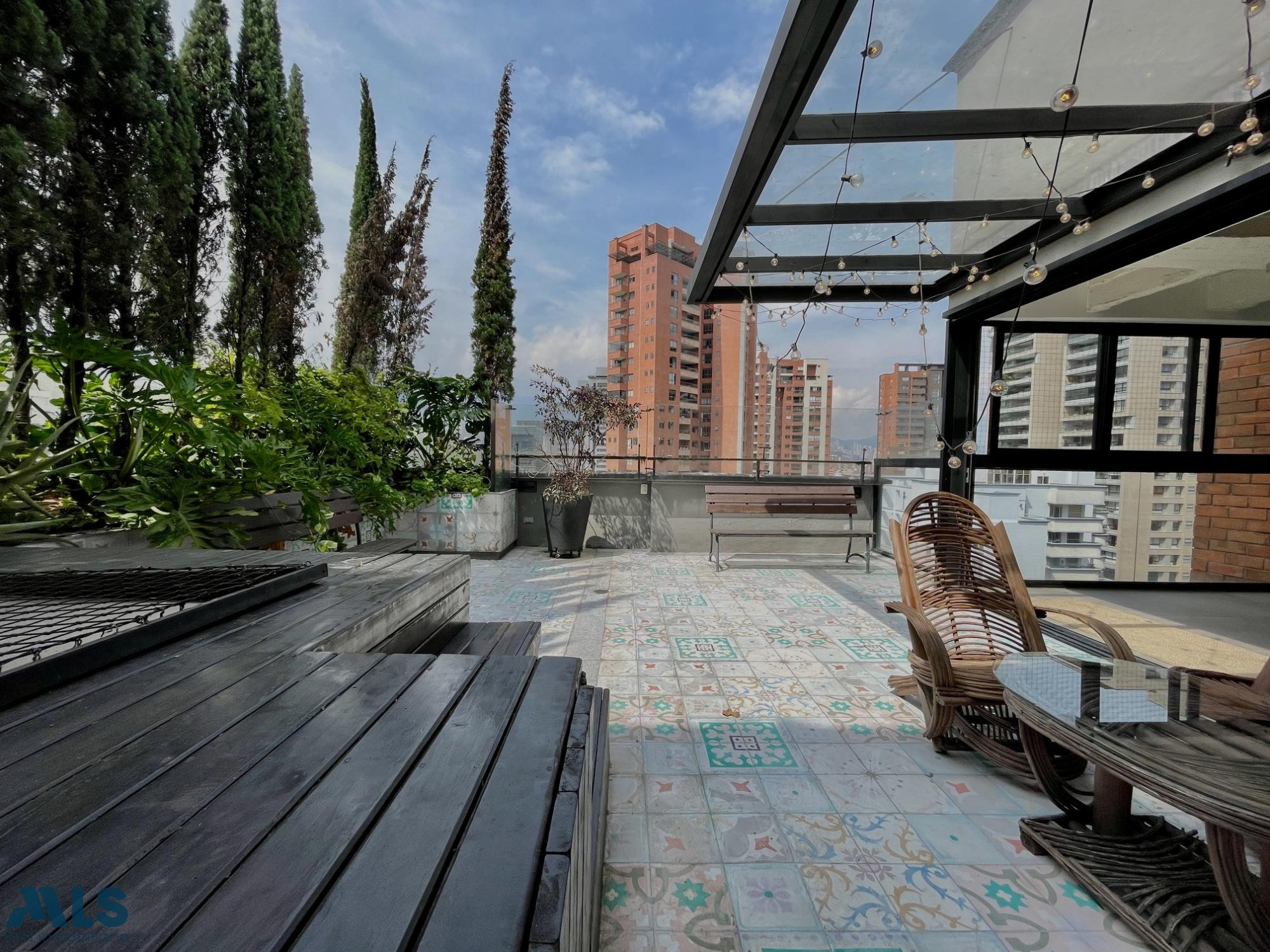 Apartamento con terraza en venta El Poblado, El Campestre, Parte baja medellin - santa maria de los angeles