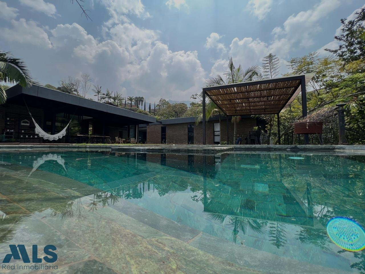 IMPONENTE CASA MODERNA, CAMPESTRE CON PISCINA VISTA A LA CIUDAD envigado - loma del escobero